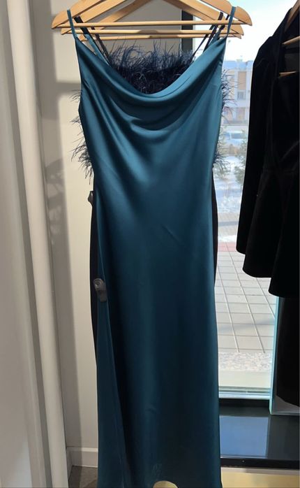 Платья вечерние