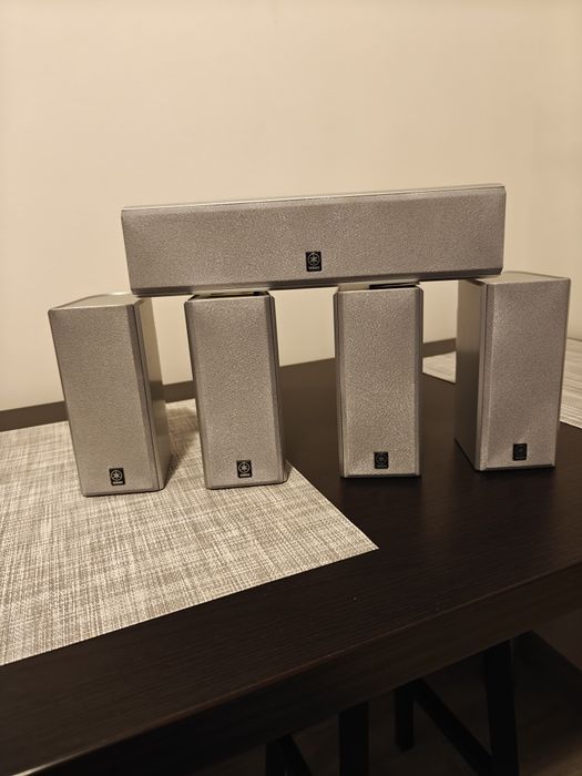 Vând sateliți Yamaha în stare foarte bună estetic