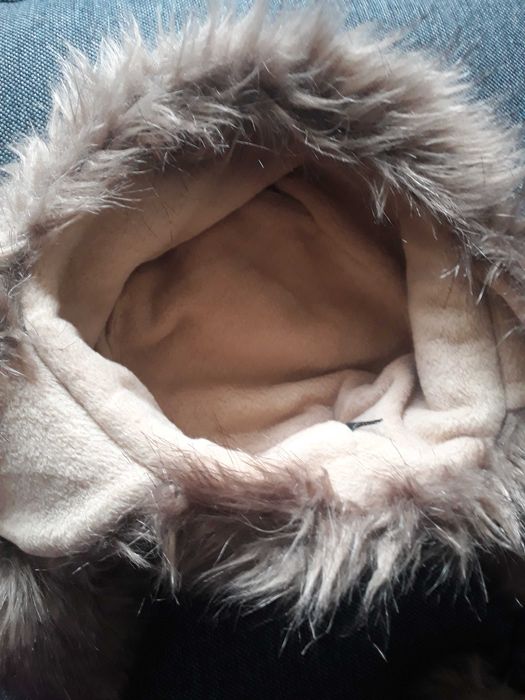 Caciula blana sintetica