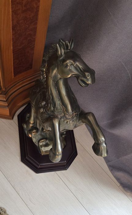Статуэтка конь высота около 60 см