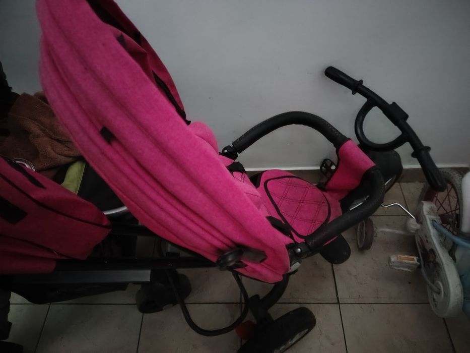 De vanzareTricicletă pentru copii – roz, practică și sigură.
Oferă sta