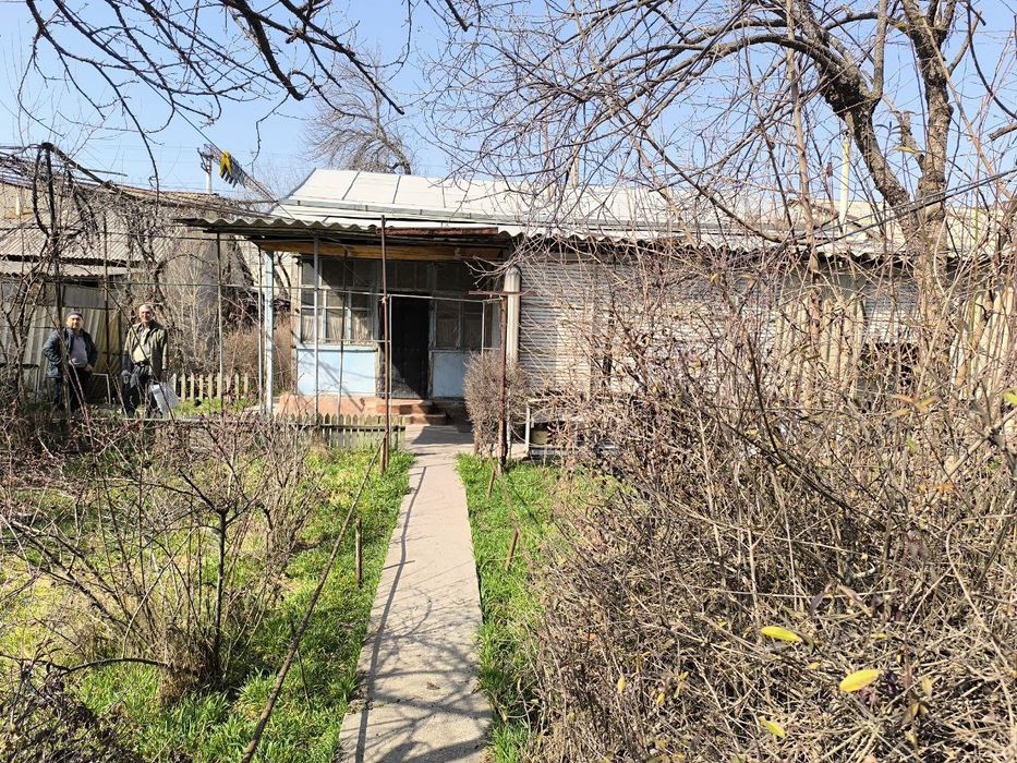 Продаю участок , под слом.