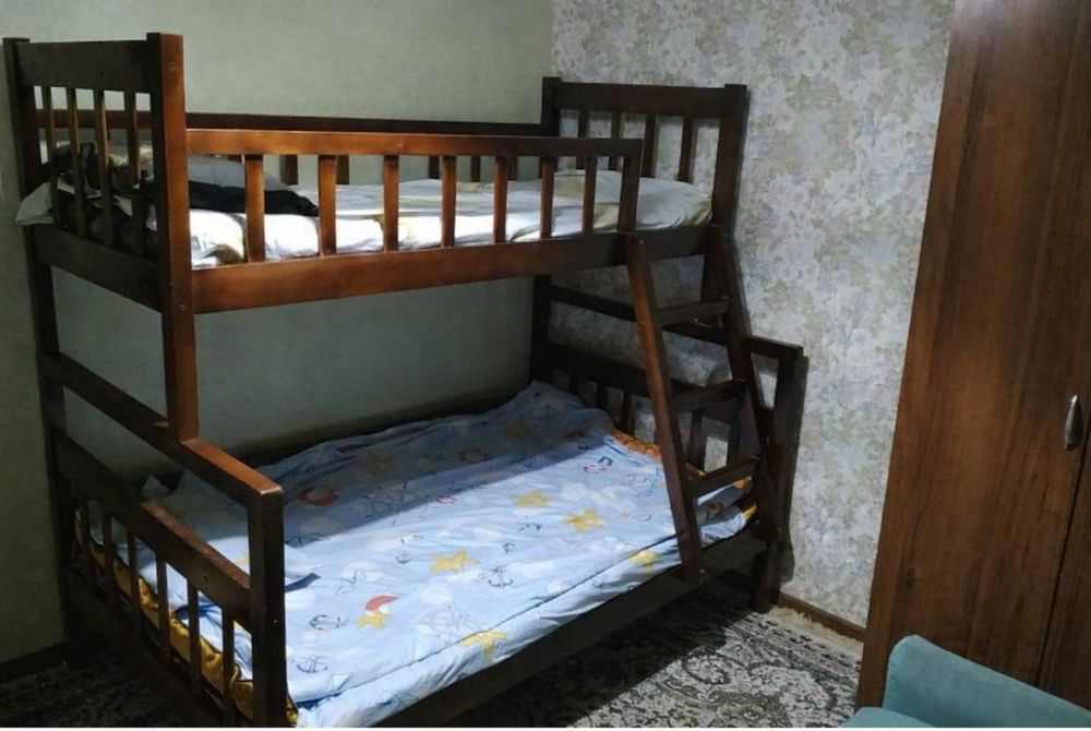 Двухъярусная кровать из дерева, разбирается на 2 кровати