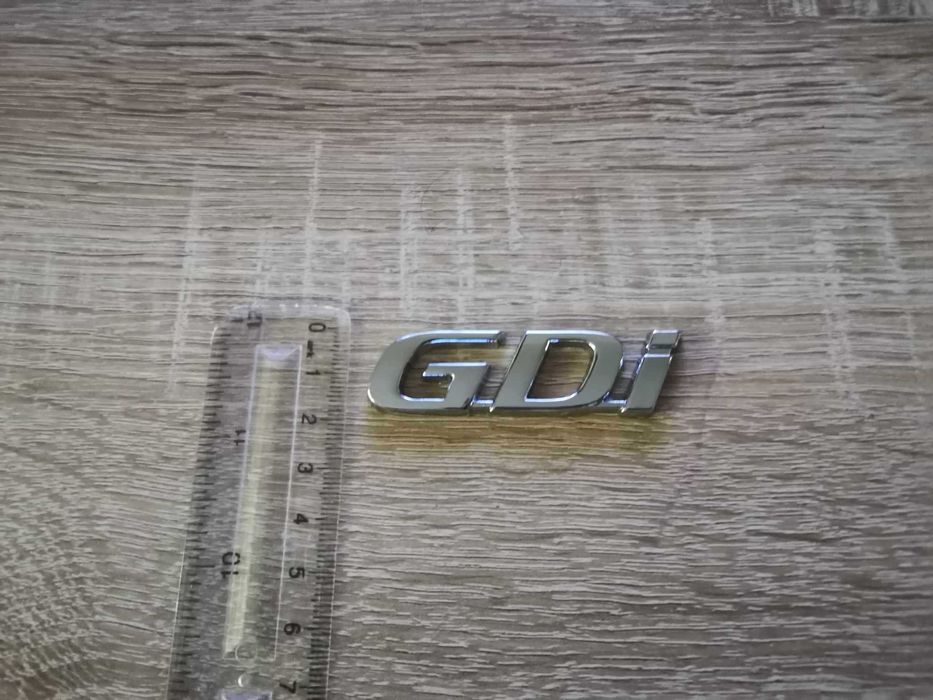 сребриста емблема Hyundai GDI