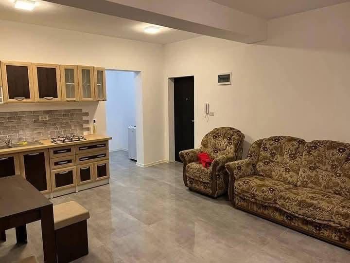 Inchiriez apartament