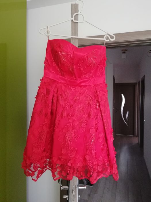 Vînd rochie noua.