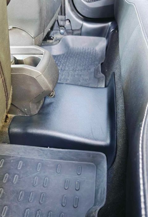 Set ornamente protecție praguri + mocheta interior Dacia Duster 1