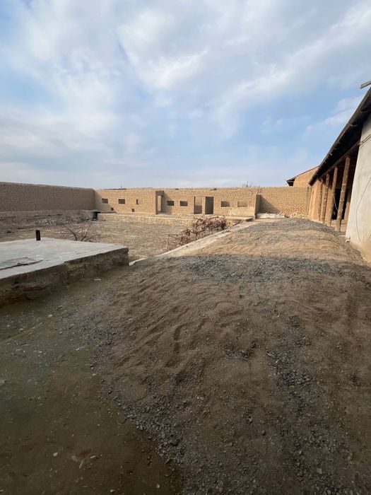 Hovli sotiladi. Farhod savxozdan mostni oldida joylashgan.