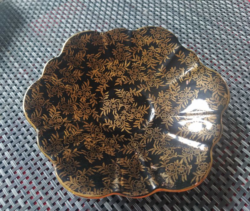 "Royal Stuart" две декоративни чинии със златна "шинуазри" декорация.