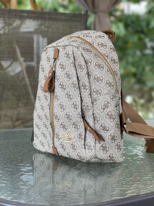 Дамска раничка Guess