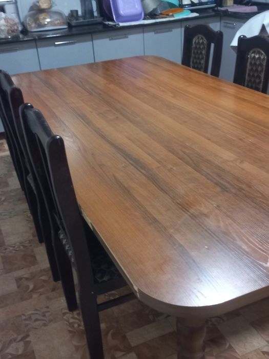 Столь со стульями.