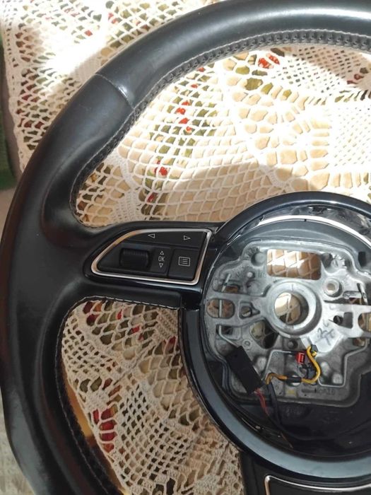 Трилъчев волан с бял шев за Audi A7 C7