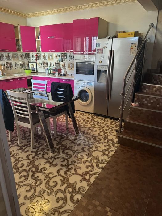 Casa la curte de vanzare