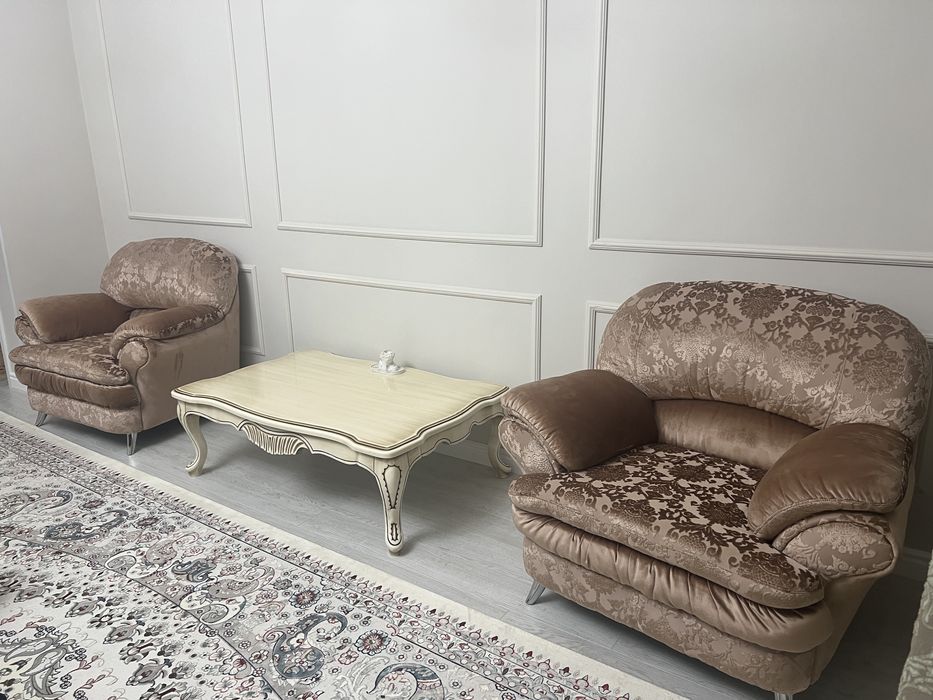 Продам диван с креслами