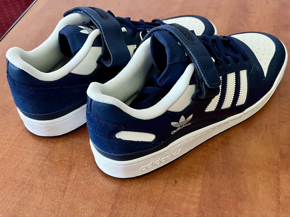 Vand pantofi sport marca ADIDAS