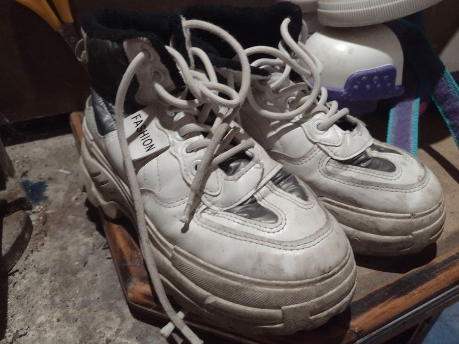 Продавам два чифта маратонки , бели, ,а момичета,