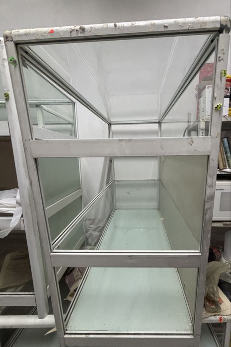 Продавам стъклени витрини с рафтове / дисплейни витрини / шкафове