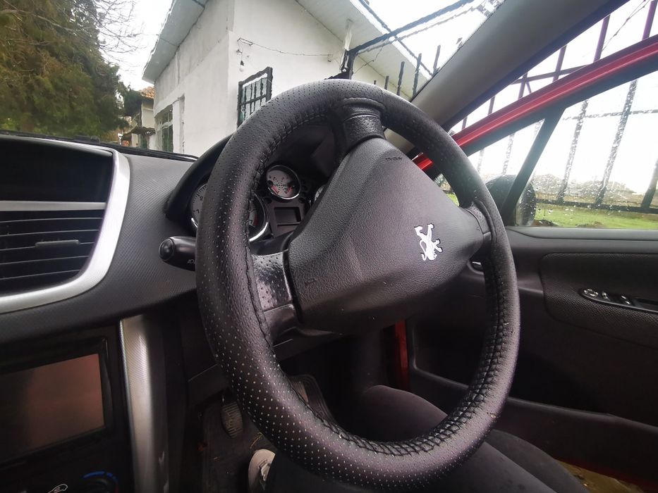 Пежо 207 1.4 бензин