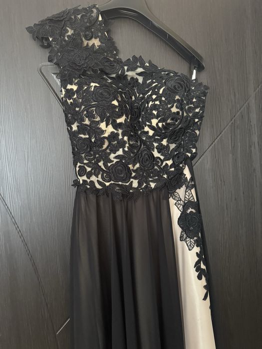 Официална рокля черно и бежово