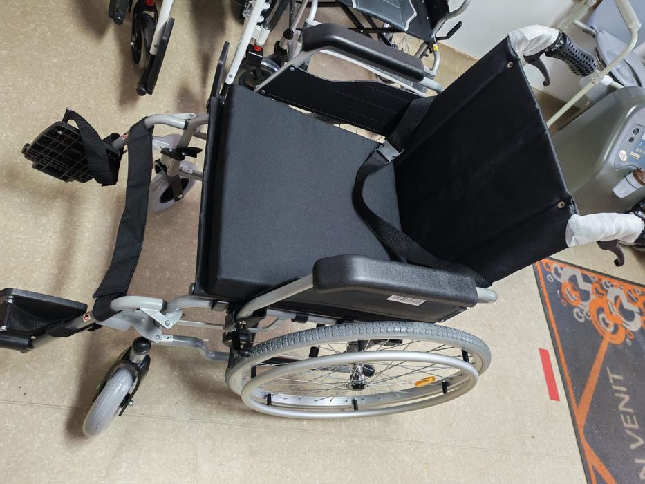 Scaun cu rotile(nou-cutie)