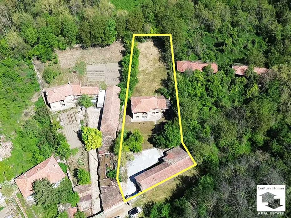 145320 Просторна, частично реновирана къща с 4 спални и голям двор в с. Полски Сеновец