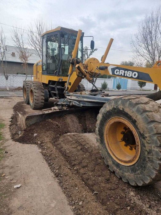 Avto Greyder XCMG GR180 Sotiladi