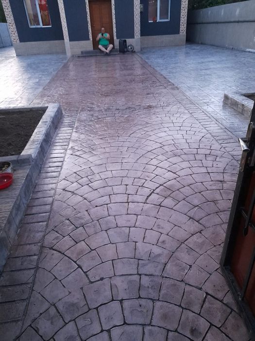 Beton amprentat  și fac și covoare de piatra