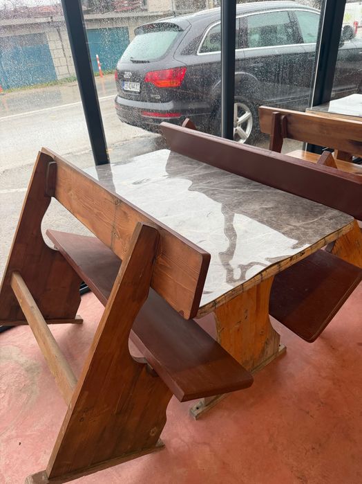 Дървена маса с пейки