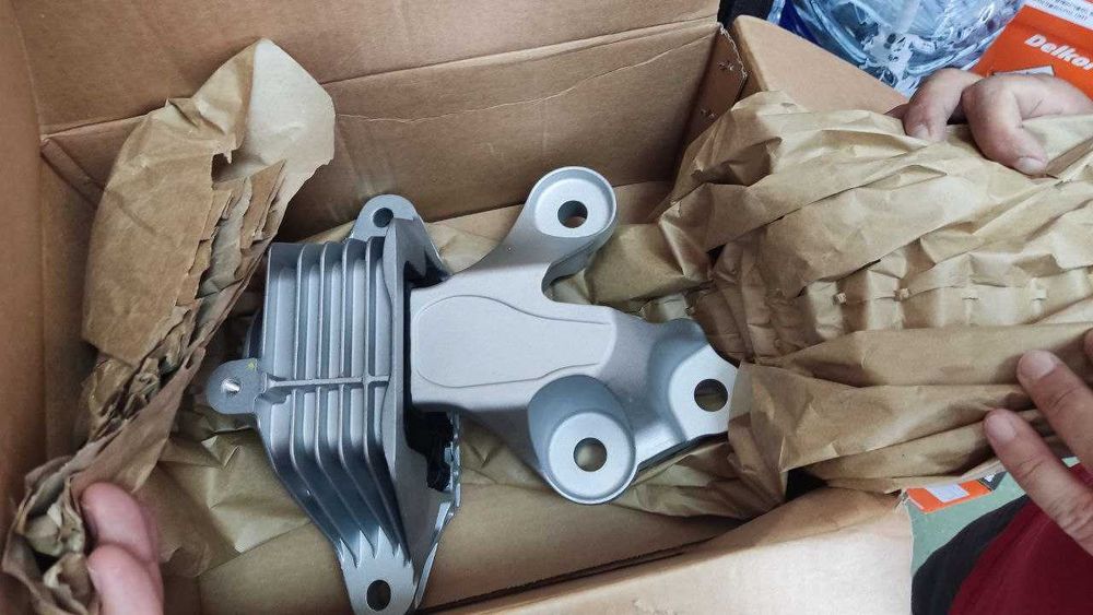 Подушка двигателя Малибу-2 2.0л ЛЕВЫЙ (коробки) GM оригинал