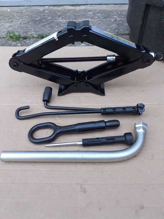 Cric,cheie de roti,cui-tractare VW Passat B8, SKODA Superb, Octavia