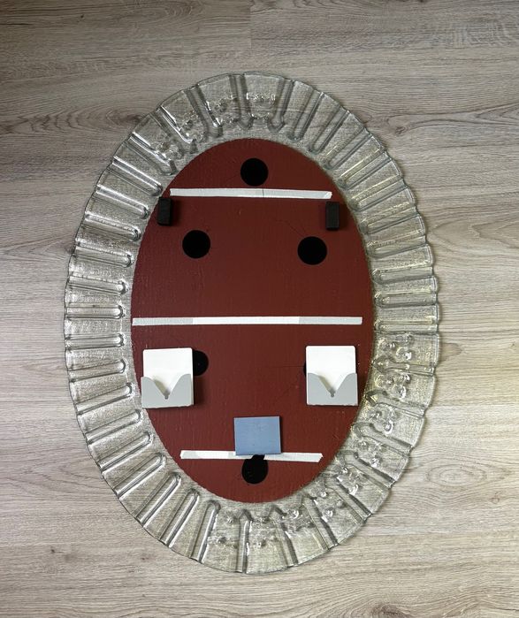 Овално стеннo огледало с декоративна рамка от стъкло