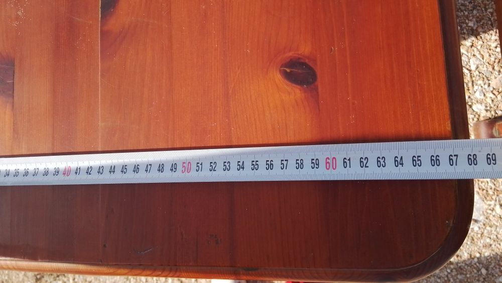 Дървена маса с пейки