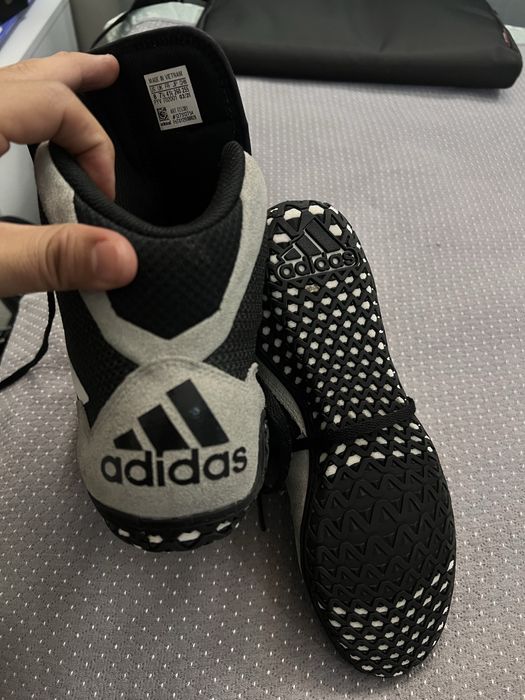 Продам борцовки Adidas. Почти новые.