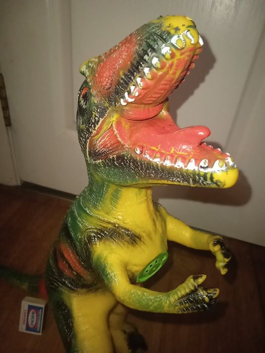 Огромный динозавр за бесценок