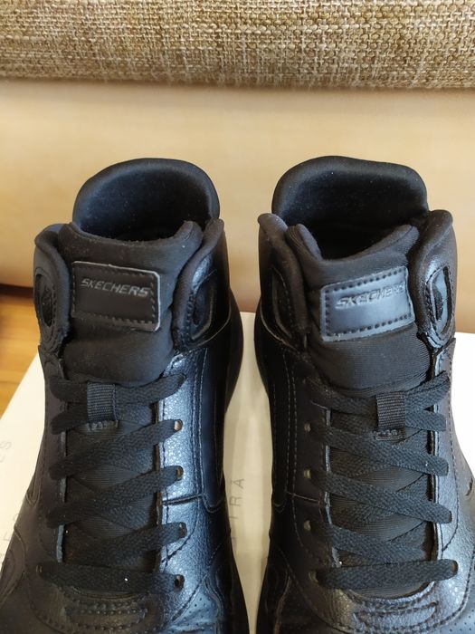 Шикарные кроссовки Skechers размер 42