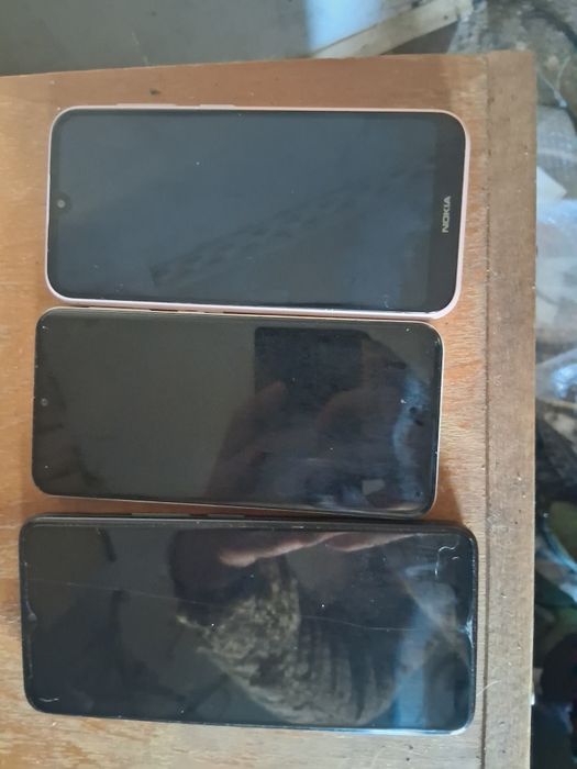 Продавам 3 телефона