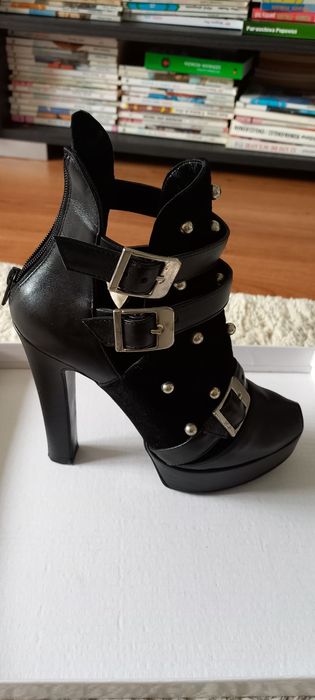 Vând sandale tip botine superbe nr34