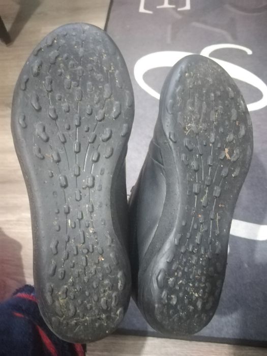 Футболни обувки за изкуствена трева