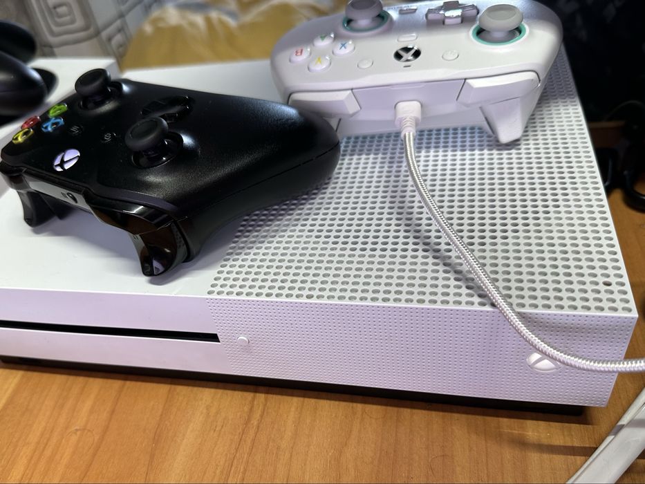Xbox ONS S 1000GB+16 игр 2 джойстика