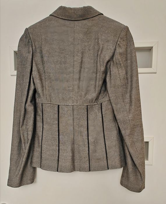 Sacou cu un design elegant, cambrat pe talie, versatil în orice ținută