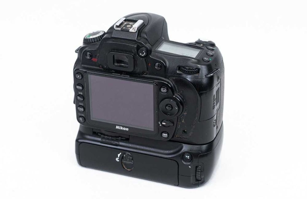 Nikon D90 + grip + 2 baterii - Defect