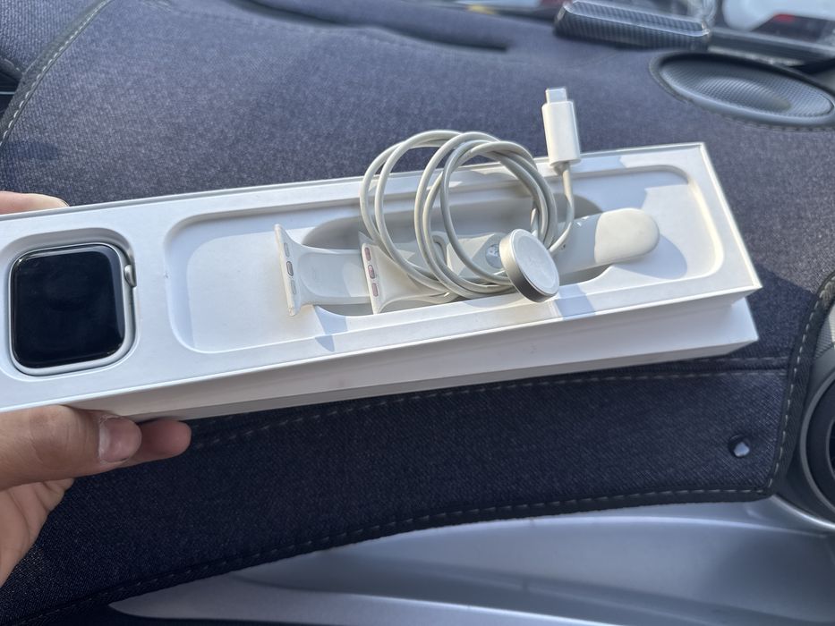 Продаю часы Apple 8