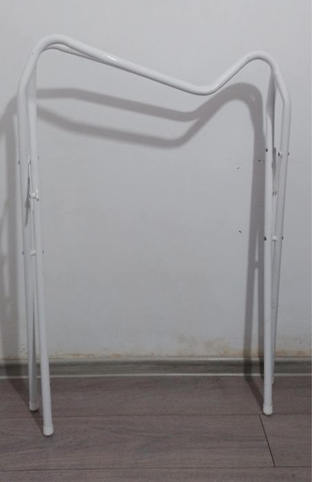 Vand cadita  bebe albastra cu suport  metalic