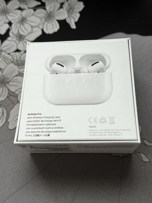 AirPods Pro (Wireless Charging Case)