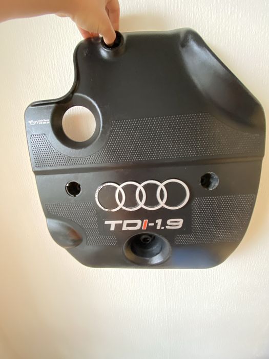 Audi  A3, 8 L , 1.9 TDI  декоративна  кора / капак  за  двигател