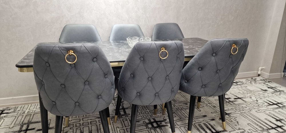 Гостинной стол и стулья