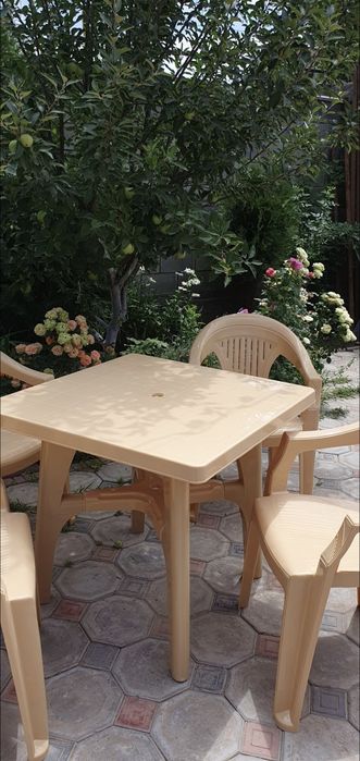 Пластиковый  стол и 4 стула