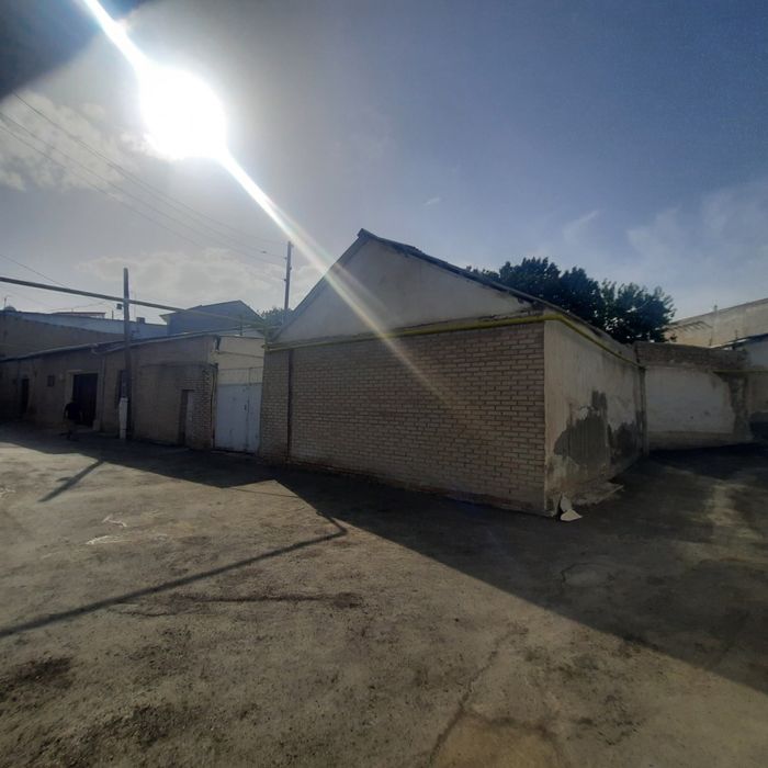 Hovli eski shaharda joylashgan