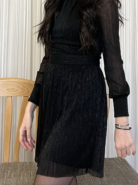 Елегантна черна рокля с дълъг ръкав