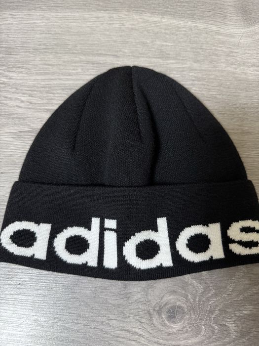 Продаются шапки «Adidas», «Burberry”